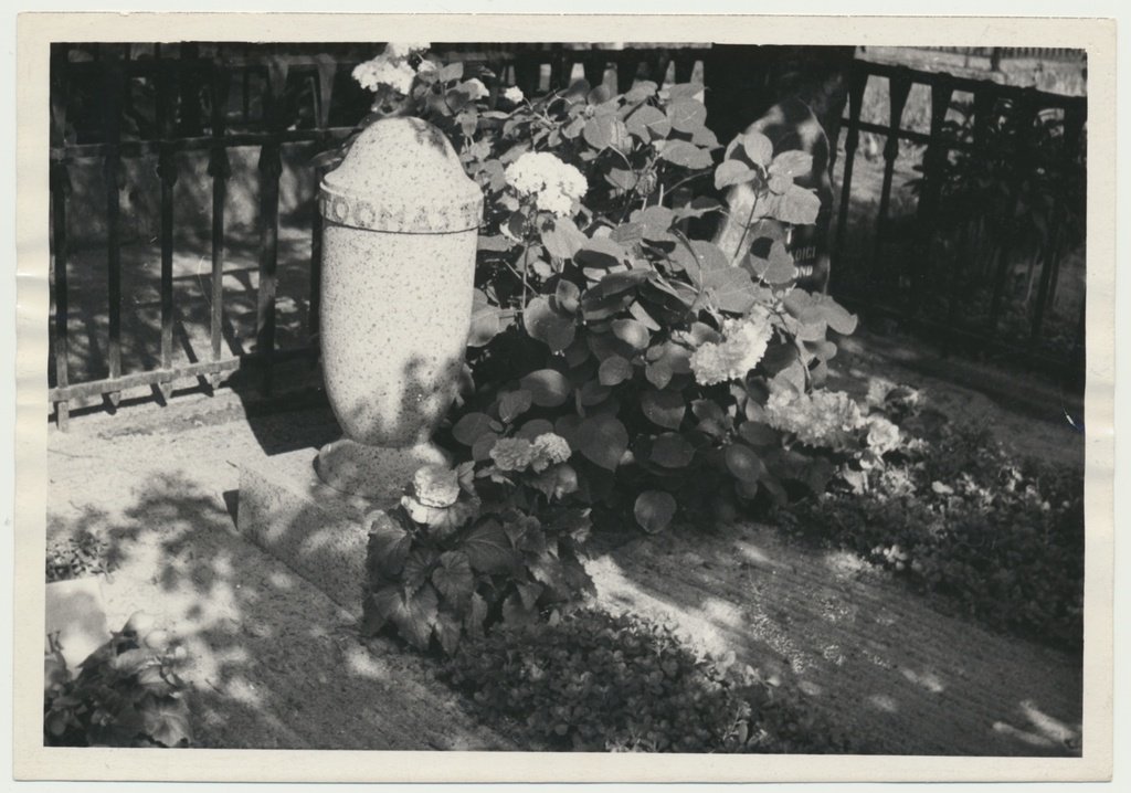 foto Viljandi Vana kalmistu, T.Tondu haud, 1966 F A.Kiisla