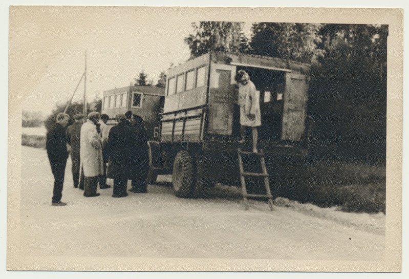 foto esiplaanil furgoonauto'd u 1960 Viljandimaa?