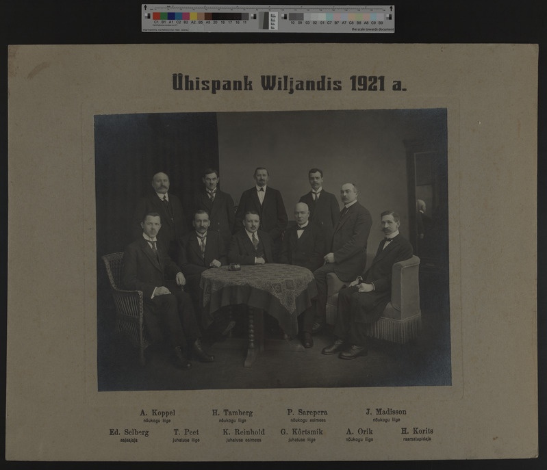 Foto papil, Viljandi, Ühispank, sisevaade, töötajad, 1921