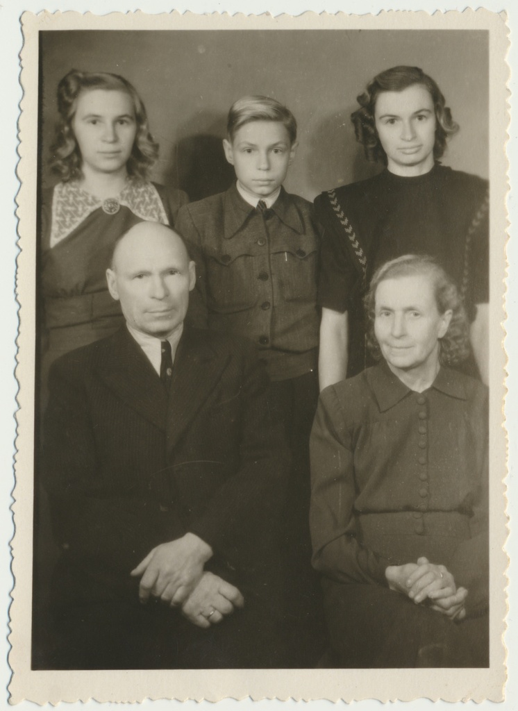 Foto, perekond Annilo (Bachmann), Jüri ja Marta, lapsed 1951