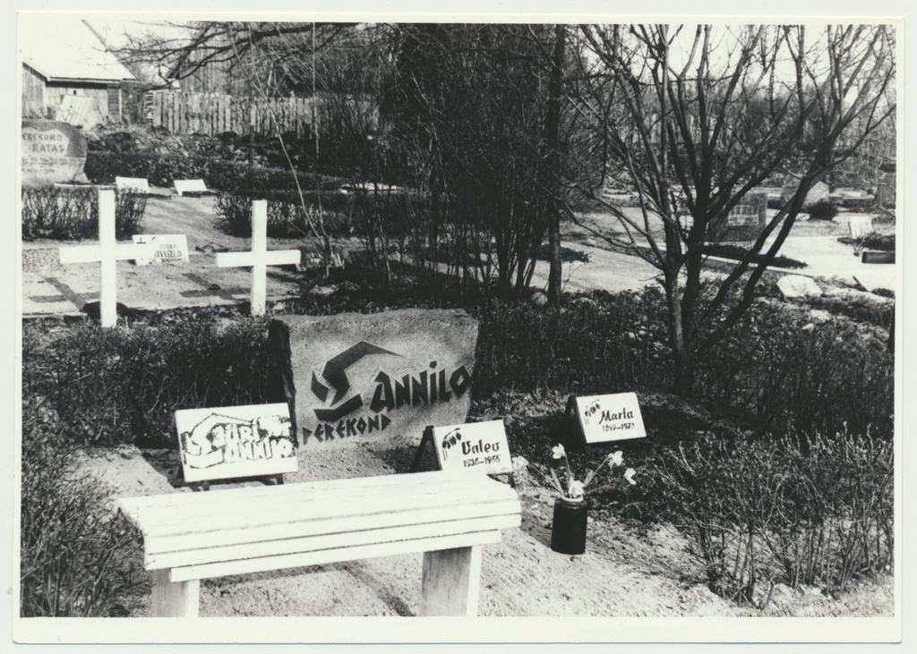 Foto, perekond Annilo hauaplats, Suure-Jaani kalmistu 1981