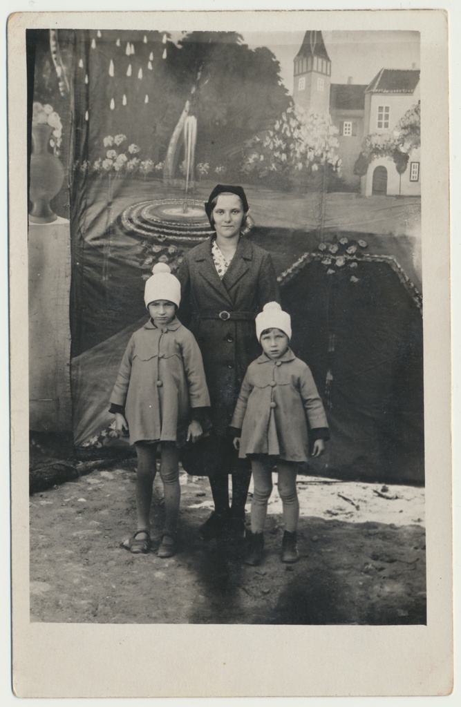 Foto, Viljandi, laadafoto, vasakult Helma Bachman, Mary Sikk, Kaia Bacmann, u 1933