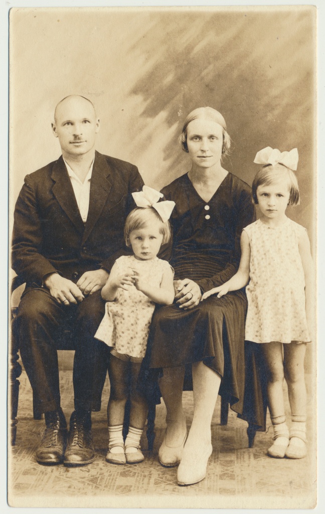 Foto, perekond Bachmann (Annilo), vasakult Georg (Jüri), Kaia, Marta, Helma u 1932 foto O.Mägi