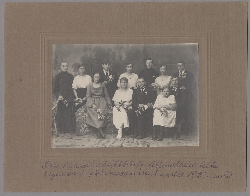 pappalusel foto Viljandi Käsitööliste Abiandmise Seltsi segakoori põhikoosseisu lauljaid 1923