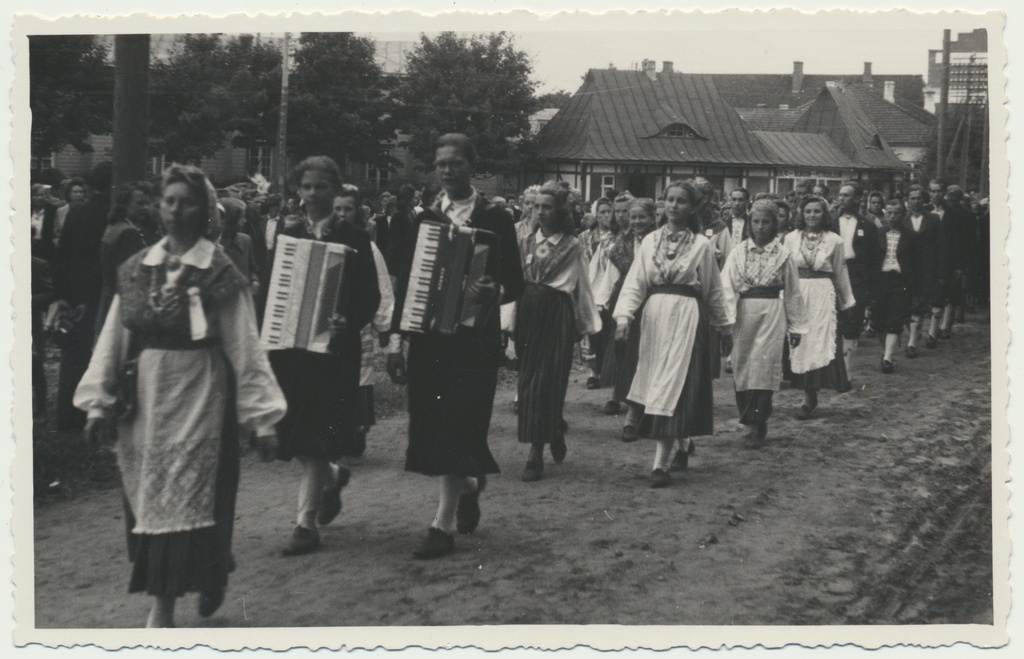 foto, Viljandi, Tasuja pst, rongkäik, Viljandimaa VIII laulupäev 7.07.1946, ees E. Kallas ja rahvatantsijad, akordionid, F: A. Kiisla