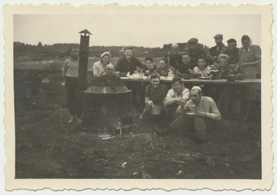 foto, Viljandi Vabatahtliku Tuletõrje Ühingu liikmed Turbarabas ( lõuna) 1947.a.  duplicate photo