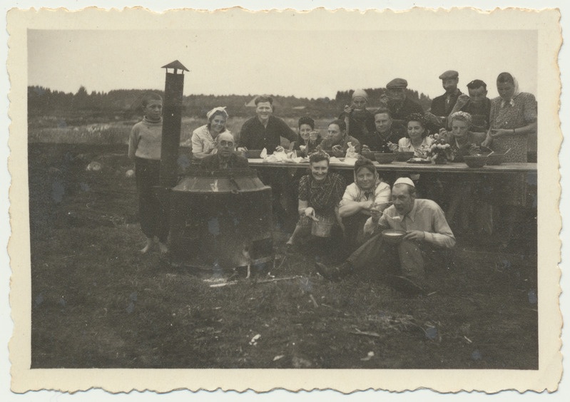 foto, Viljandi Vabatahtliku Tuletõrje Ühingu liikmed Turbarabas ( lõuna) 1947.a.