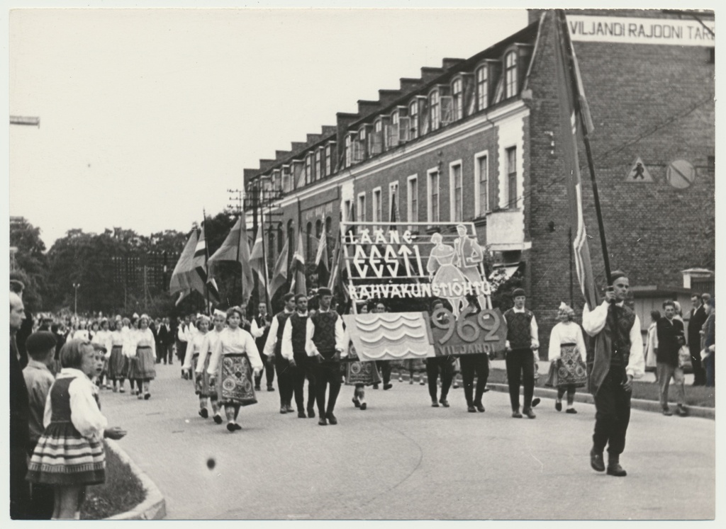 foto Viljandi, Tallinna tn, rongkäik, Lääne-Eesti rahvakunstiõhtu 1962 foto E.Veliste