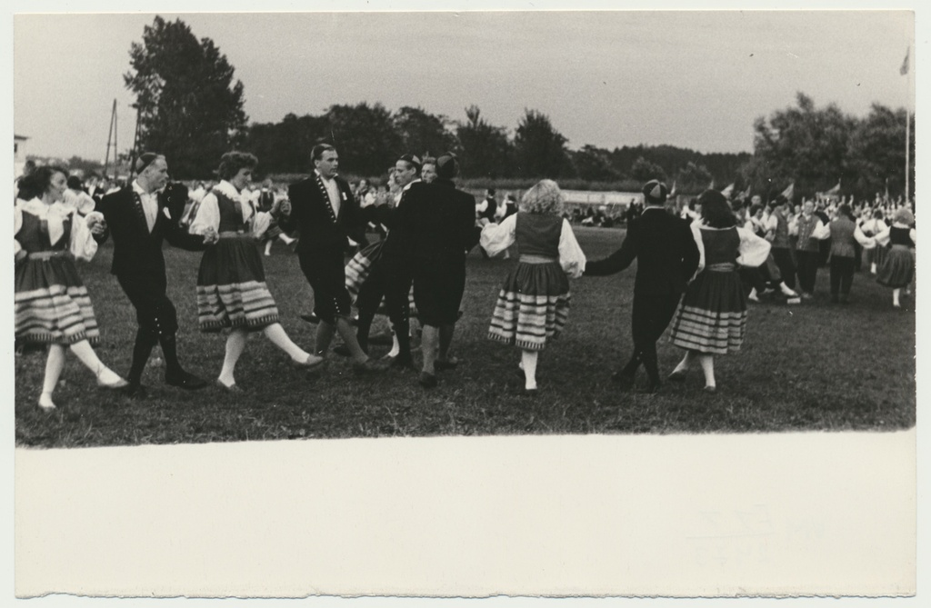 foto Viljandi, staadion, Lääne-Eesti rahvakunstiõhtu, rahvatantsijad 1962 foto E.Veliste