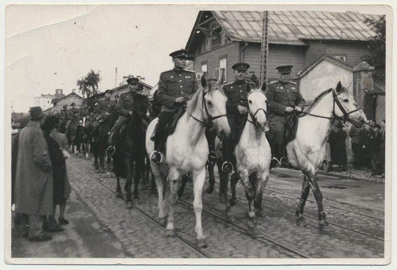 foto, kindralmajor Jaan Lukas valgel hobusel, 1945