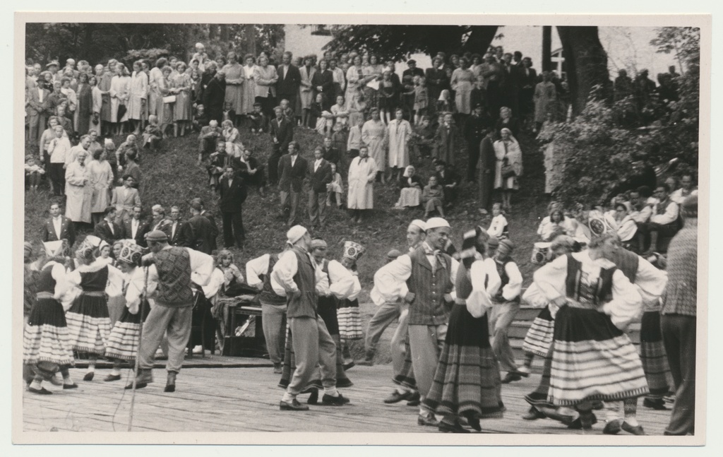 foto Viljandi rahvakunstiõhtu, lauluväljak, publik, rahvatantsijad 25.06.1960 foto L. Vellema