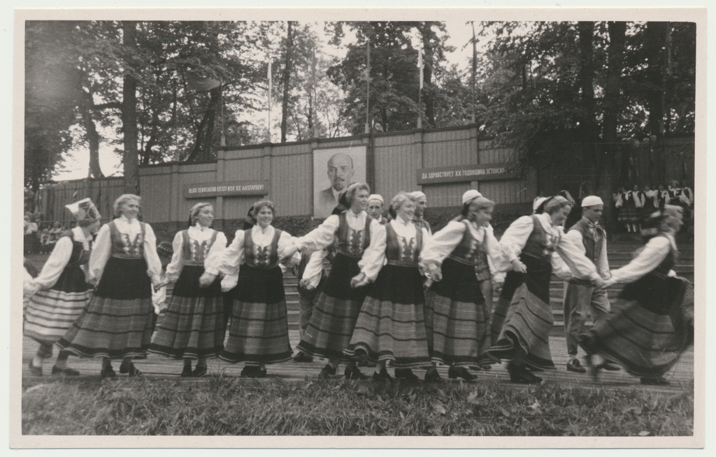 foto Viljandi rahvakunstiõhtu, lauluväljak, rahvatantsijad, esineb segarühm 25.06.1960 foto L. Vellema