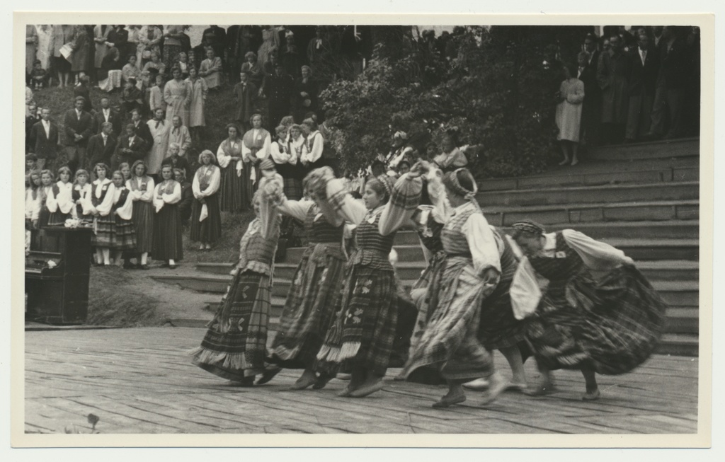 foto Viljandi rahvakunstiõhtu, lauluväljak, rahvatantsijad, esineb naisrühm, publik, 25.06.1960 foto L. Vellema