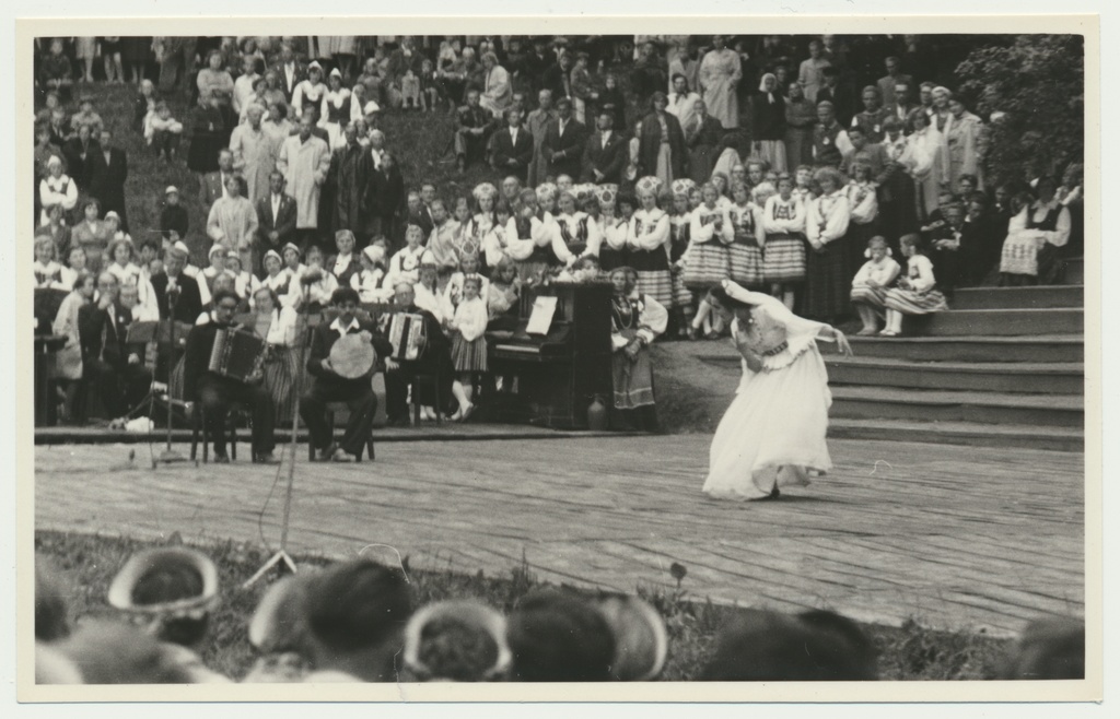 foto Viljandi rahvakunstiõhtu, lauluväljak, publik, esinejad 25.06.1960 foto L. Vellema