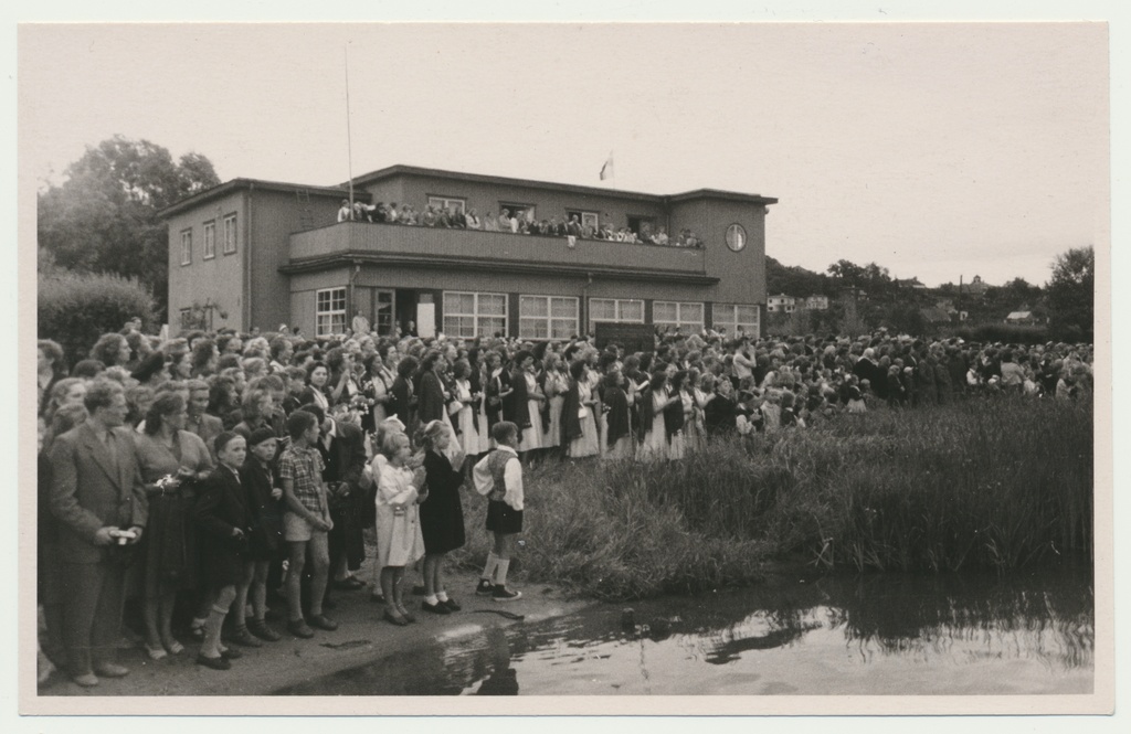 foto Viljandi rahvakunstiõhtu, Viljandi järve rand, publik, taga rannahoone (end kasiino) 25.06.1960 foto L. Vellema