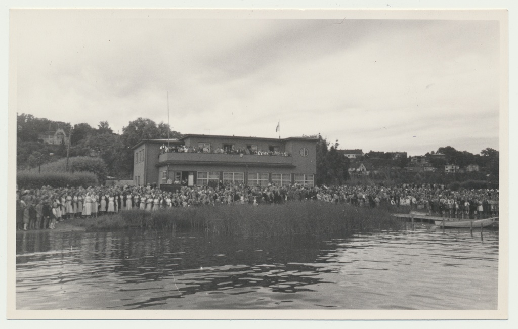 foto Viljandi rahvakunstiõhtu, Viljandi järve rand, publik, rannahoone (end kasiino) 25.06.1960 foto L. Vellema