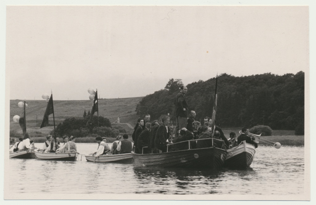 foto Viljandi rahvakunstiõhtu, esinejad järvel paatides 25.06.1960 foto L. Vellema