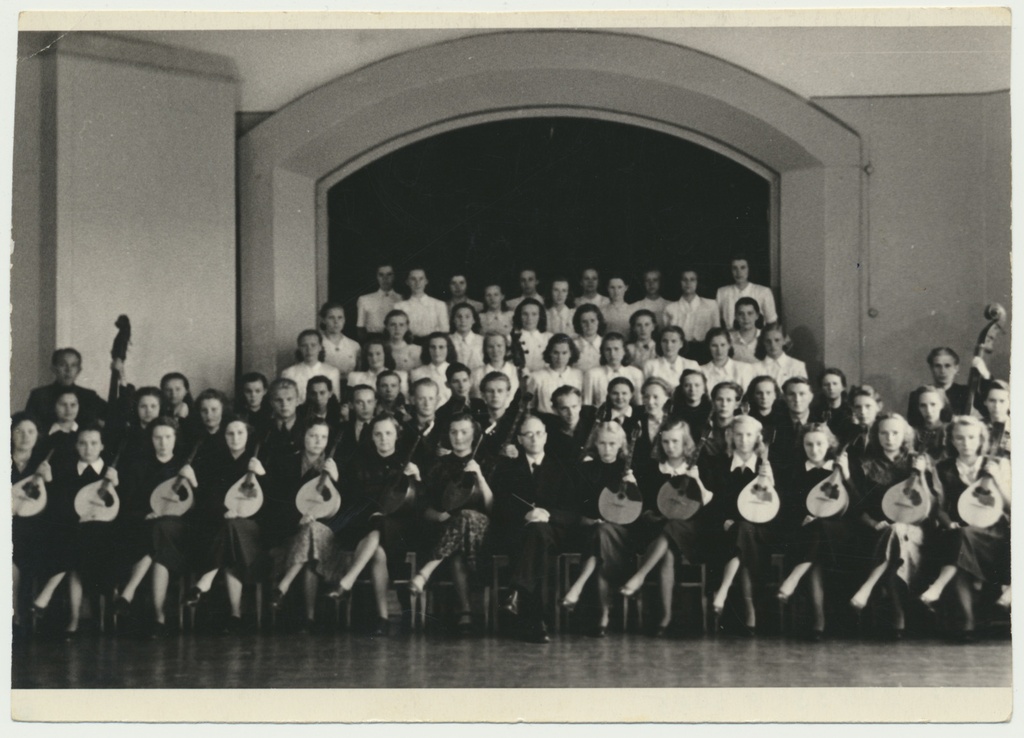 foto Viljandi Pedagoogilise Kool, saal, koor ja orkester esireas keskel istub kooli muusika- ja lauluõpetaja Julius Raude 1958