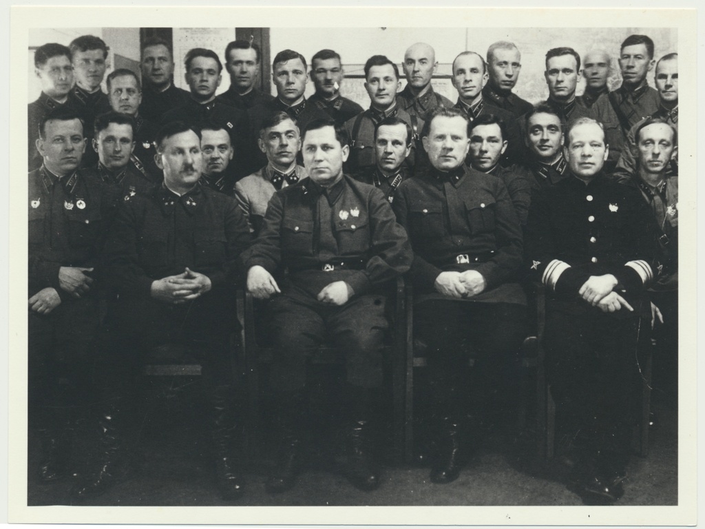 foto grupp sõjaväelasi sh viitseadmiral Johannes (Ivan) Green (I r par.1) 1942 I