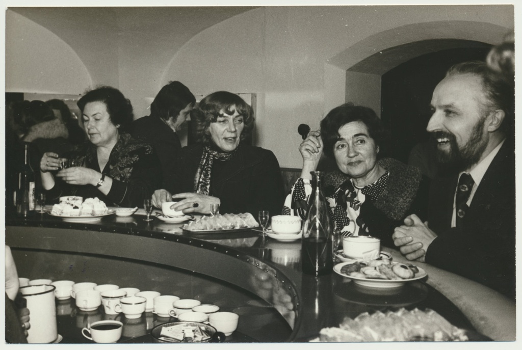 foto Viljandi muuseum 100, baarilett, vasakult Laine Leet, Leili Pajos, Irene Rosenberg, Vello Kuldna 19.12.1978 foto L.Vellema