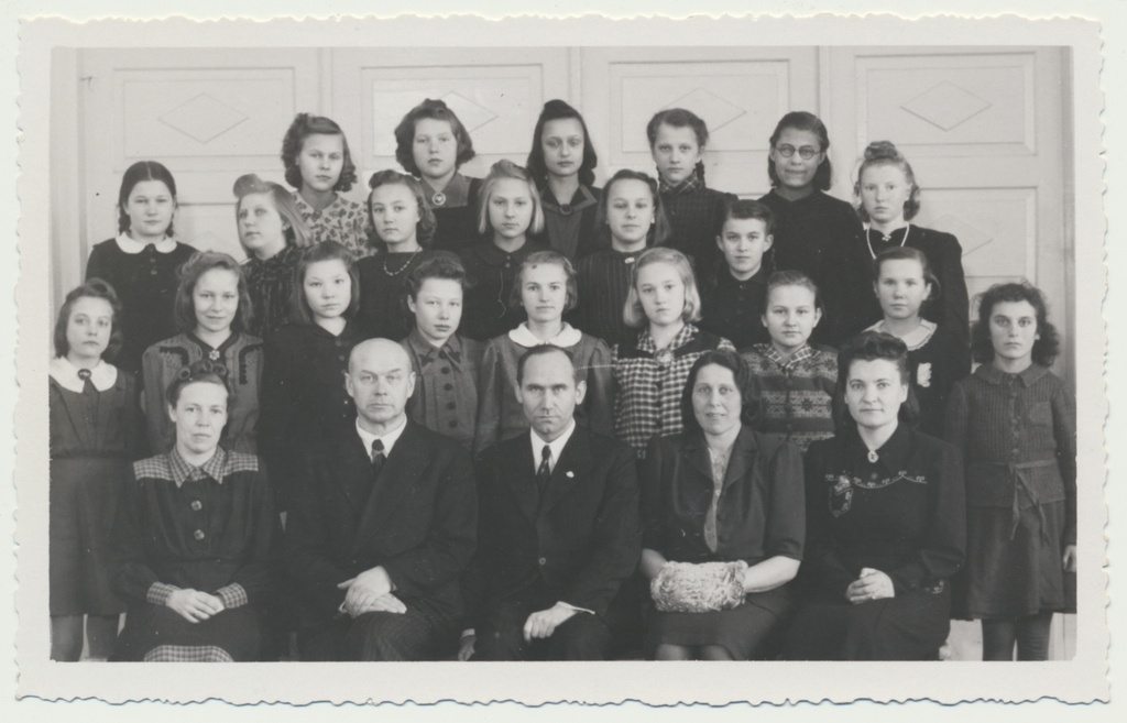 foto Viljandi III Algkooli grupp, I rea keskel Hugo Tsirnask 1944