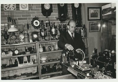 foto Mõisaküla muuseum'i ekspositsioon, juhataja V.Ilison, 1976 F K.Allikvee  similar photo