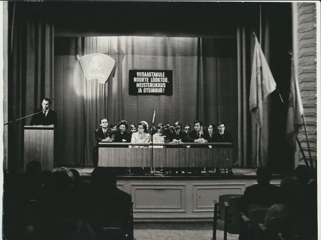 foto Viljandi, noorte tööeesrindlaste kokkutulek, esineb Jaak Kanter, kultuurimaja 1975 foto E.Veliste