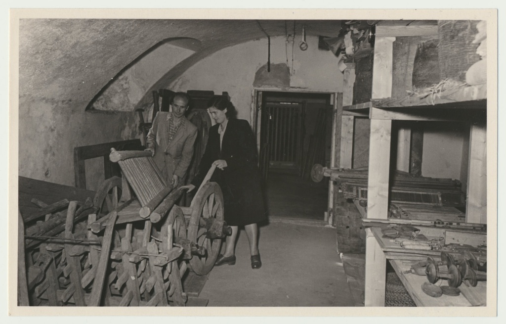 foto Viljandi muuseum, fondiruum, kelder, etnograafia, Rein Joost, Leida Karu 1958 foto L.Vellema