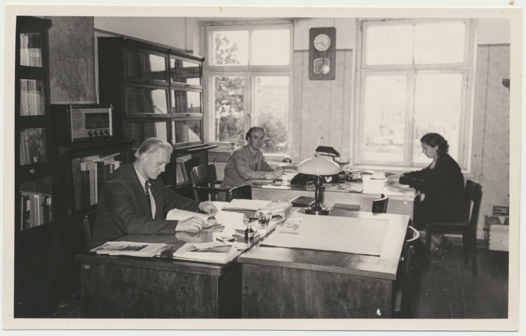 foto Viljandi muuseum, tööruum, kirjutuslauad, vasakult Henn Moora, Rein Joost, Leida Karu 1958 foto L.Vellema