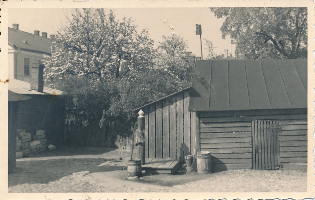 foto, Viljandi, Laidoneri plats 10, G. H. Jürgensi apteek, hoov, kuur, kaev, tünnid, linnupuur u 1935