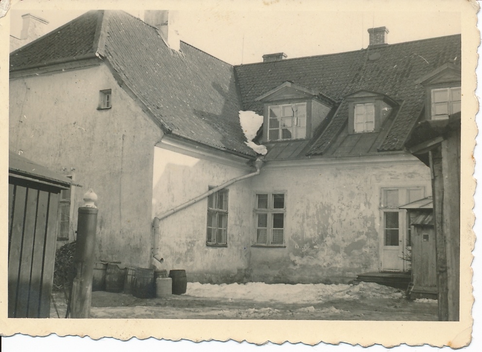 foto, Viljandi, G.H. Jürgens'i apteek, tagakülg, hoov, tünnid u 1935 talv