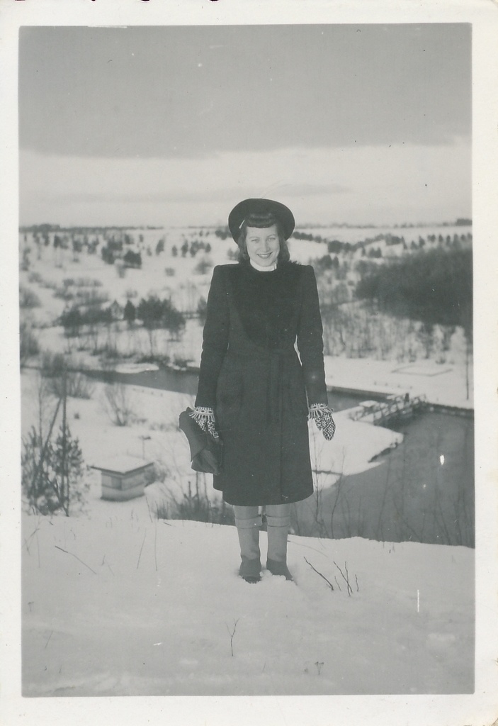 foto, Viljandi, Uueveski, naine talveriietes, 1944