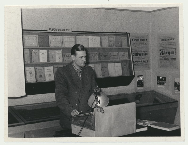 foto Viljandi muuseum, kodu-uurimisring, esineb Uudo Roosimaa 1961 foto L.Vellema