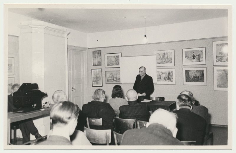 foto Viljandi muuseum, kodu-uurimisring, esineb K.Naanuri 1959 foto L.Vellema