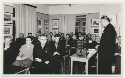 foto Viljandi muuseum, kodu-uurimisring, esineb August Kiisla 1959 foto L.Vellema  similar photo