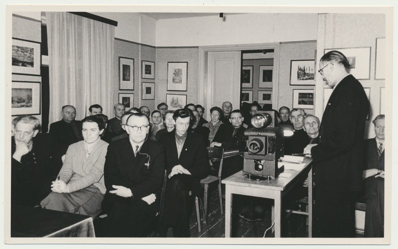 foto Viljandi muuseum, kodu-uurimisring, esineb August Kiisla 1959 foto L.Vellema