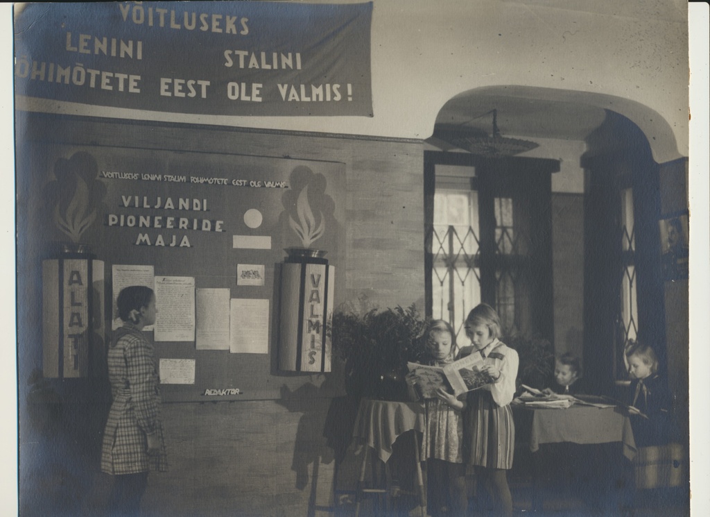 foto Viljandi muuseum, fotonäitus, Pioneeride maja seinaleht, punanurk, pioneerid, 1947 foto artell Objektiiv
