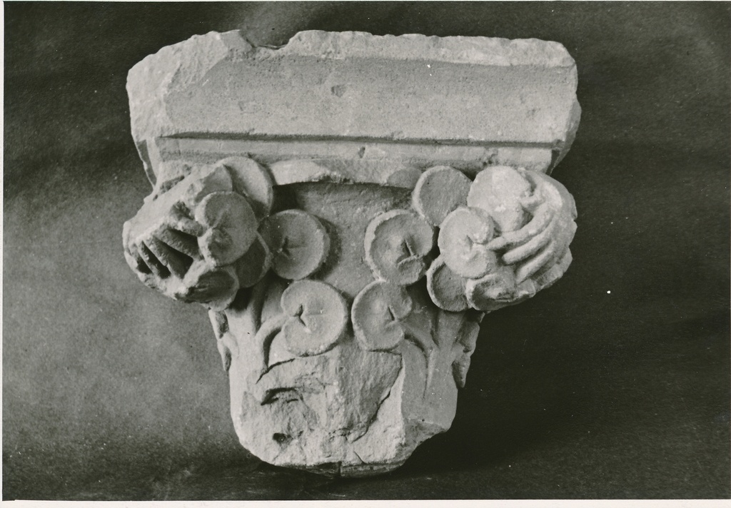 foto Viljandi muuseum, ordulossi kapiteel, VM 1696, 1960 foto R.Maran