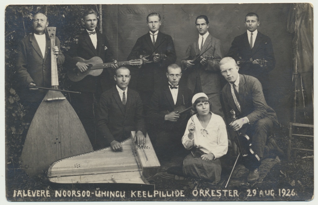 foto Suure-Jaani khk Jälevere noorsooühingu keelpilliorkester, juht Anni Käär, 26.08.1926