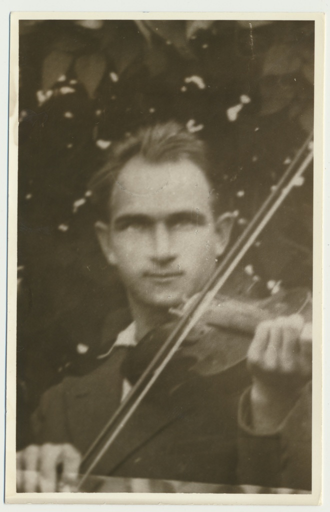 foto Suure-Jaani khk, Jälevere, Ilmar Pani-Ilumäe viiuliga u 1930?