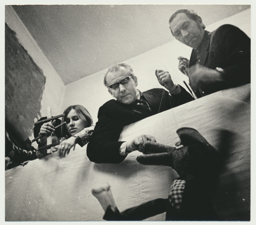 foto Viljandi Isetegevuslik Nukuteater, paremalt G.Auspere, V.Kuusik (teatri juht) 1973 Viljandi kultuurimaja foto E.veliste