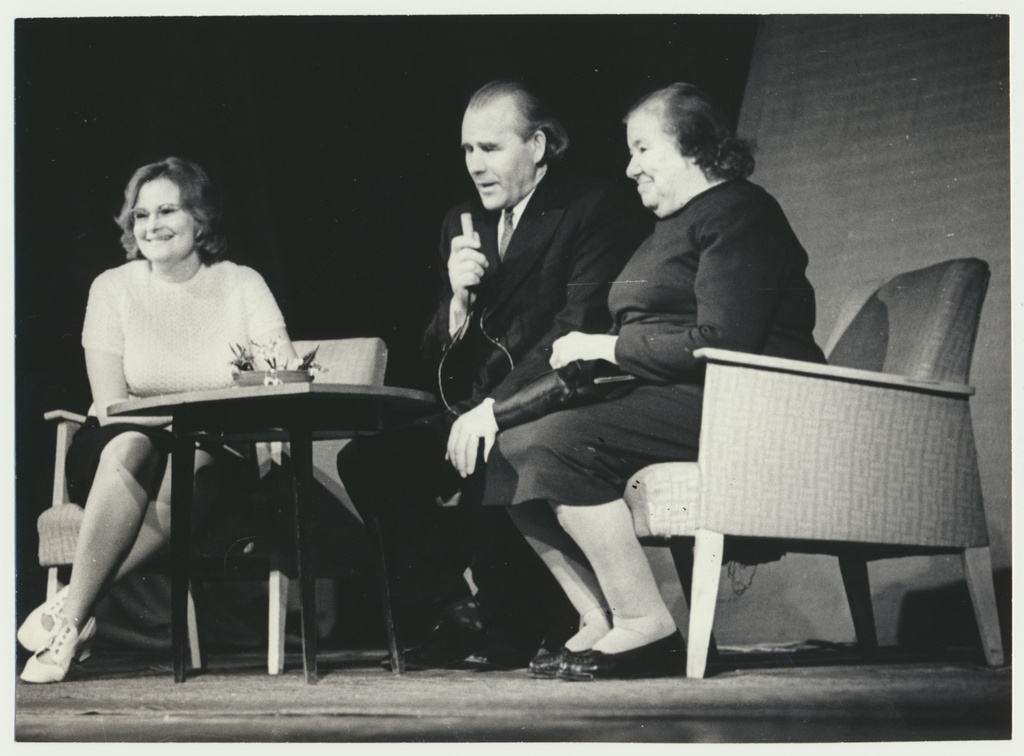 foto Viljandi Isetegevuslik Nukuteater, kohtumine O.Lutsu lese Valentina Lutsuga etenduse Ülemiste vanake eel, vasakul O.Lutsu Majamuuseumi direktor Heivi Pullerits, 1975