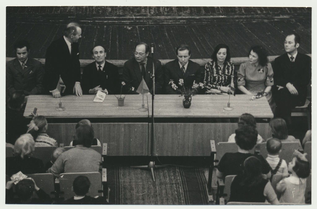 foto Viljandi Isetegevuslik Nukuteater, V Nukurahvateatrite festivali avamine Viljandi kultuurimajas 1973 foto E.Veliste