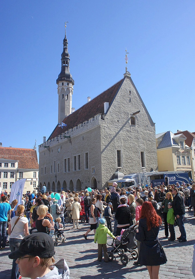 Raekoda ja Raekoja plats. Vaade Kinga tänava nurgalt. rephoto