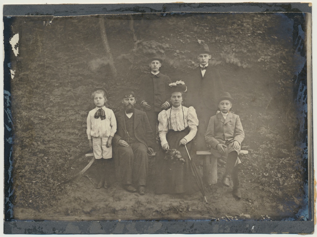 foto pere Leoke u 1903, I r Elmar, Hans, Mari, Peeter, II r Hans, Jaan