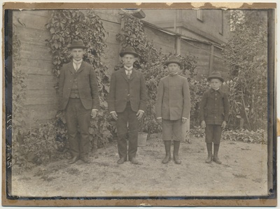 foto Hans Leokese pojad Jaan, Hans, Peeter, Elmar 12.08.1906 foto J.Riet  similar photo