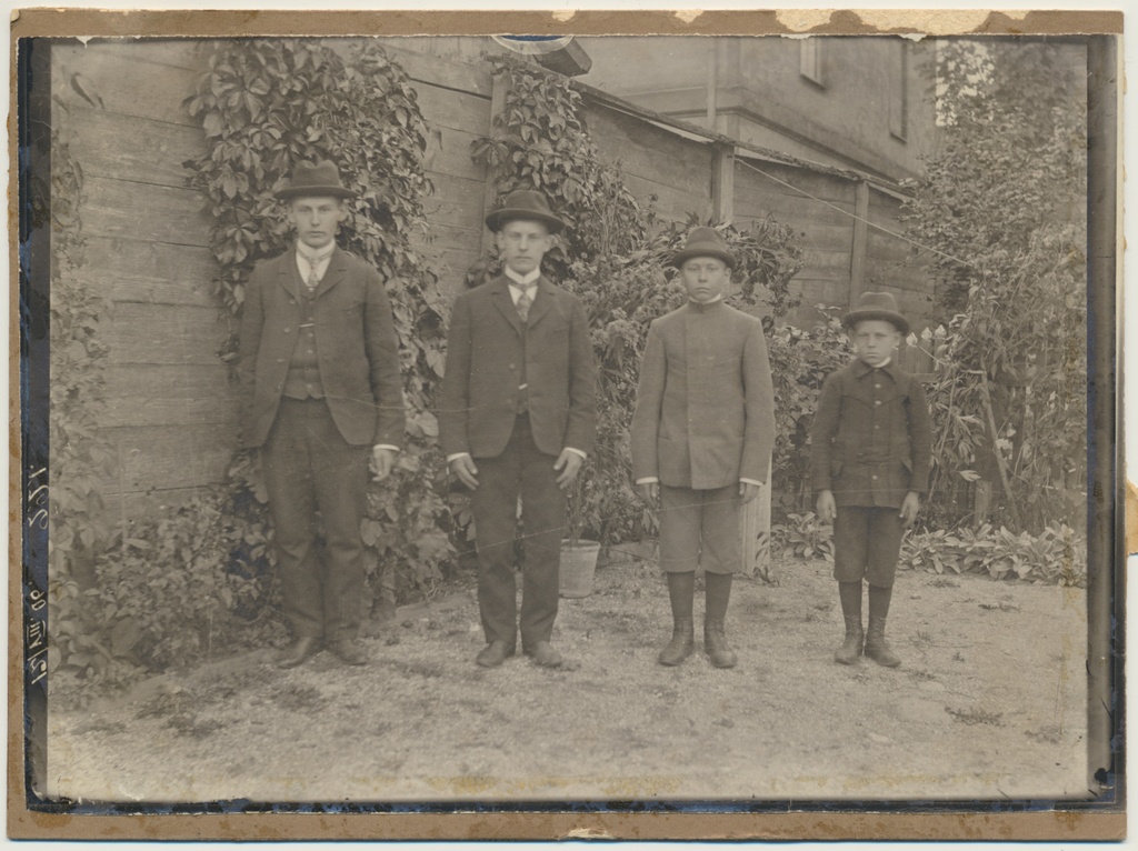 foto Hans Leokese pojad Jaan, Hans, Peeter, Elmar 12.08.1906 foto J.Riet