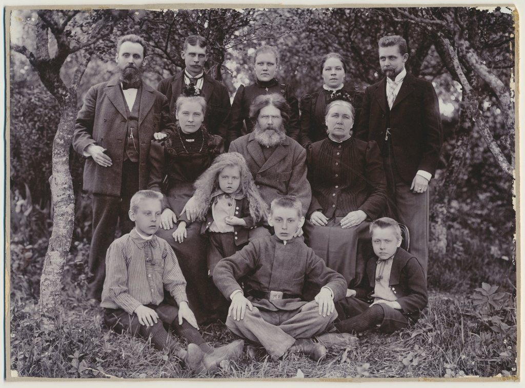 foto pered Leoke ja Tõllasepp u 1902, I r Hans, Jaan ja Peeter Leoke, II r Hans, Mari ja Elmar Leoke, Jaan, Kadri ja Ado Tõllasepp, III r Tõnis, Anna-Marie ja Kadri Tõllasepp