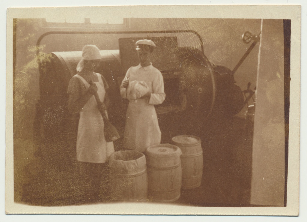 foto, Uue-Võidu meiereis või tünnidesse ladumine, H.Raidali tädi ja isa, u 1935