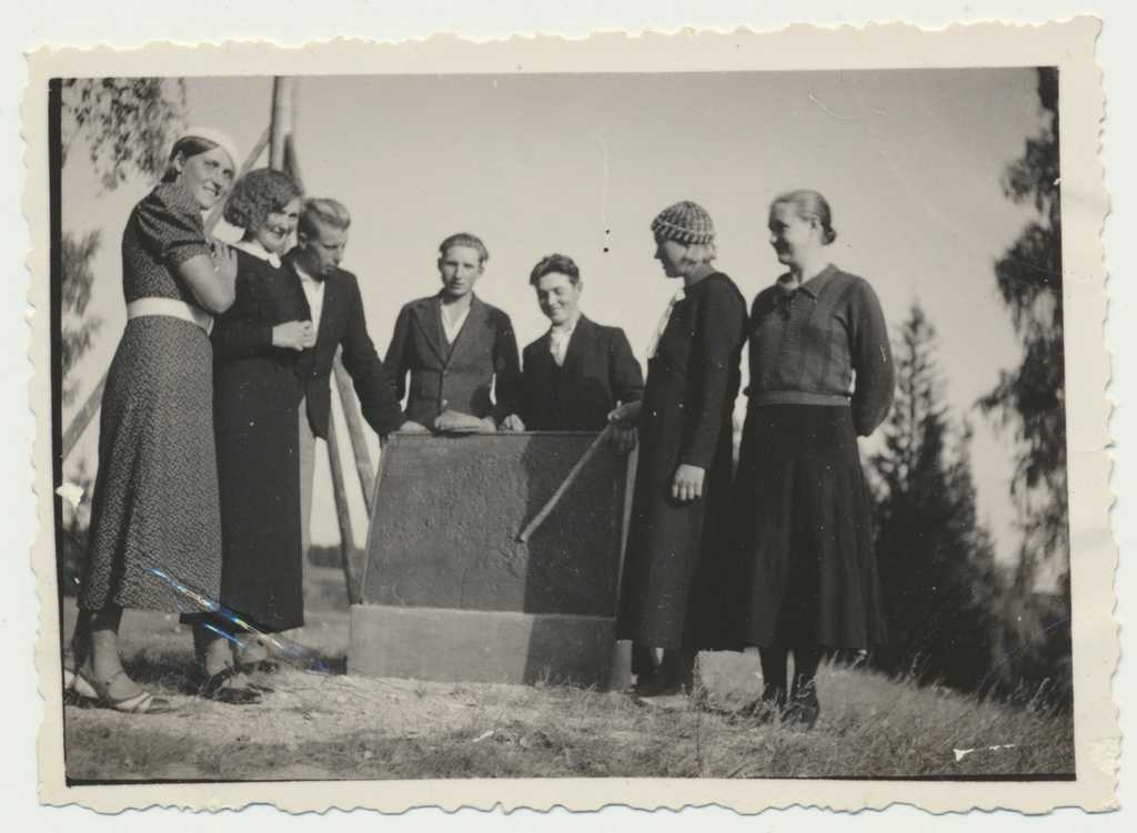 foto, Uue-Võidu v Naanu linnamägi , Eesti muinaslinnused tahvel, u 1938